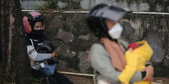Pemudik Sepeda Motor di Pelabuhan Merak Kelelahan