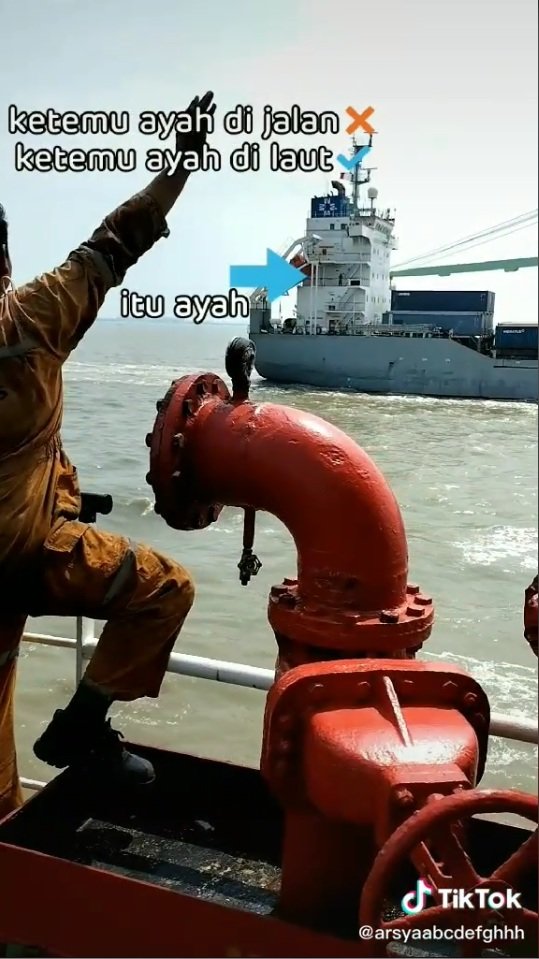 sama sama bekerja di kapal pemuda ini temui ayahnya dengan cara unik di laut