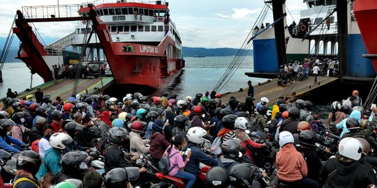 Ribuan Pemudik Motor Antre Tinggalkan Pulau Bali