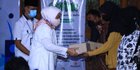 Menaker Ida Bagikan Paket Sembako Ramadan kepada Masyarakat di Mojokerto