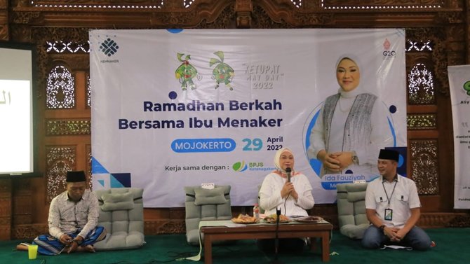 menaker ida bagikan paket semabako ramadan kepada masyarakat di mojokerto