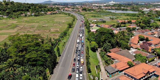 Tol Arah Merak Macet Belasan Kilometer, Tarif Tetap Tak Gratis