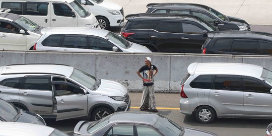 Terjebak Macet di Tol Cikampek, Pemudik Pilih Matikan Mesin Kendaraan