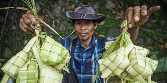 Berkah Lebaran untuk Penjual Kulit Ketupat Musiman