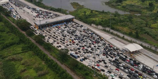 Penampakan Kemacetan Parah di Gerbang Tol Cikampek