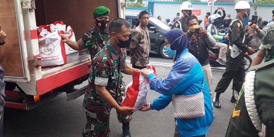 Jokowi Bagi Sembako di Pasar Serangan Yogyakarta