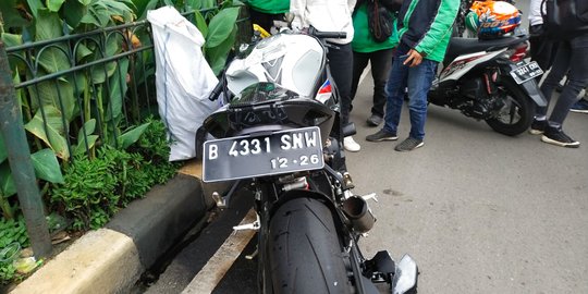 Tabrakan dengan Toyota Calya, Pengendara Moge BMW S1000RR Tewas