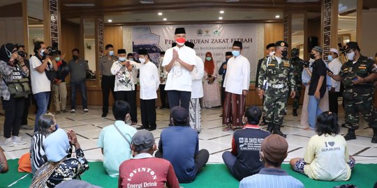 Ganjar dan Baznas Jateng Salurkan Zakat Fitrah untuk 1.500 Duafa dan Fakir Miskin