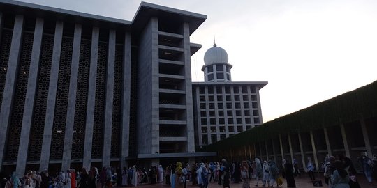 Gelar Salat Idulfitri 2022, Masjid Istiqlal Dipadati Jemaah