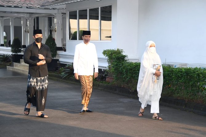 presiden jokowi dan keluarga salat idulfitri di halaman gedung agung istana kepresidenan yogyakarta