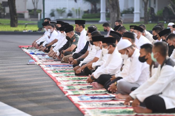 presiden jokowi dan keluarga salat idulfitri di halaman gedung agung istana kepresidenan yogyakarta