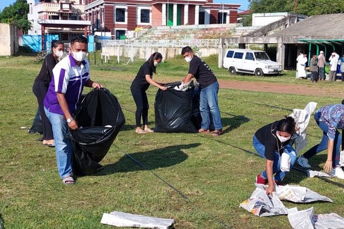 aksi sosial mengumpulkan koran bekas sebagai alas jemaah salat idulfitri di lapangan gelora kieraha ternate