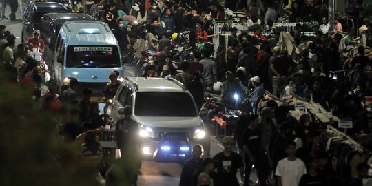 Tumpah Ruah Warga Berburu Pakaian Impor Bekas saat Malam Takbiran