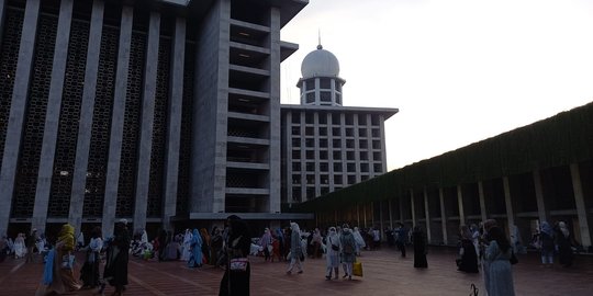 Kisah Mereka yang Rela Berangkat Jam 4 Pagi demi Salat Idulfitri di Masjid Istiqlal