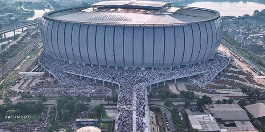 Potret Udara Salat Idulfitri di Jakarta Internasional Stadium