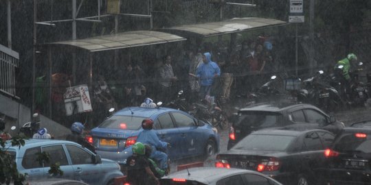 BMKG Prakirakan Hujan Lebat Disertai Angin Kencang Melanda Sejumlah Provinsi Hari Ini