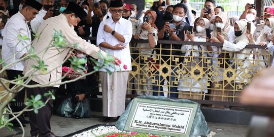 Prabowo Nyekar di Makam Gus Dur: Saya Tukang Pijat Beliau