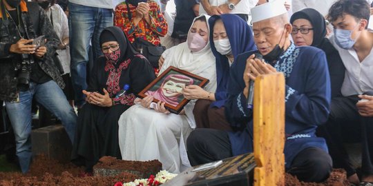 Tangis Keluarga Iringi Pemakaman Artis Senior Mieke Widjadja