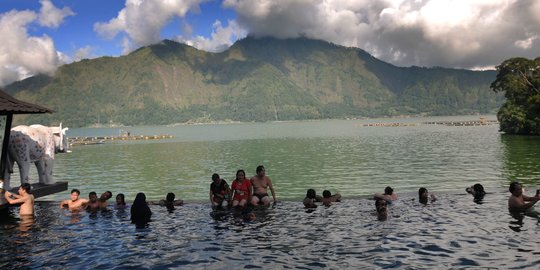 Menikmati Wisata Air Panas di Pinggir Danau Batur