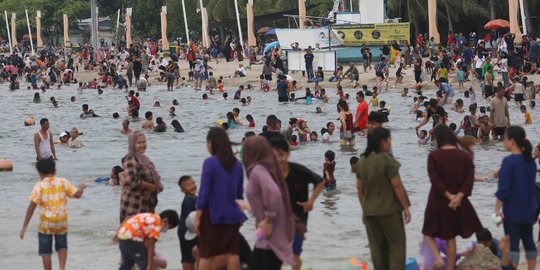 Ramainya Pantai Ancol Saat Libur Lebaran