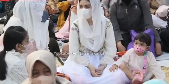 Kompak Berbaju Putih Saat Lebaran, Selvi Ananda & Lembah Manah jadi Pusat Perhatian