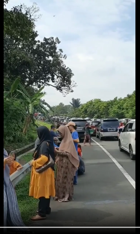 puncak macet parah endingnya piknik di jalan