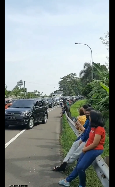 puncak macet parah endingnya piknik di jalan