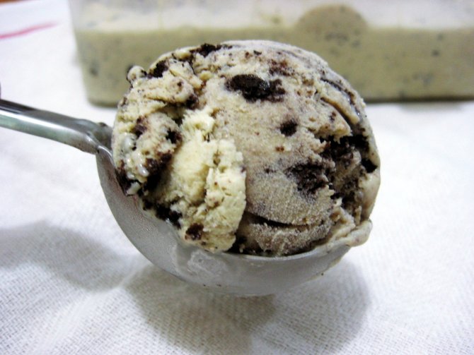 ilustrasi es krim cookies n cream