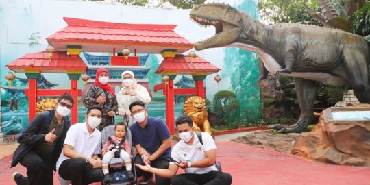 Libur Lebaran, Khofifah jadi 'Tour Guide' buat Cucunya di Jatim Park 3