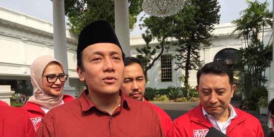 Foto Bareng Dua Kakaknya, Adik Ipar Panglima TNI Andika 'Kita Semua Mirip Nggak Sih?'