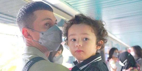 5 Foto Terbaru Saka Anak Ussy & Andhika, Wajahnya Ganteng Disebut Mengalahkan Ayahnya
