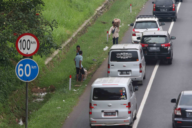 pedagang asongan mengais rezeki di tengah kemacetan pemudik