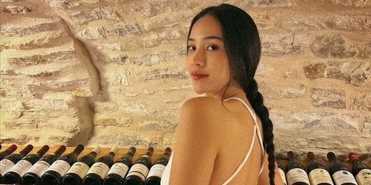 Potret Anya Geraldine Dipuji Cantik Banget saat Tampil Gunakan Dress Backless Putih