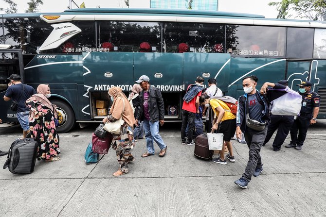 terminal bus grogol mulai dipadati pemudik