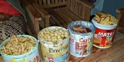 Anehnya, tidak ada kue ulang tahun dalam bentuk ini, disajikan dari wadah cat bekas.