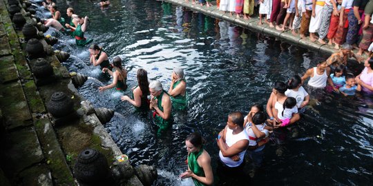 Antusiasme Wisatawan Melukat di Pura Tirta Empul