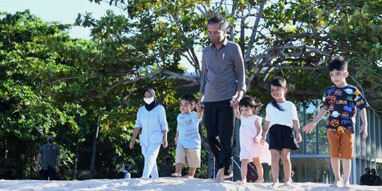 Momen Jokowi dan Cucu Menikmati Pantai Nusa Dua Bali