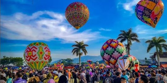 5 Potret Keseruan Festival Balon Udara di Wonosobo, Ada Sosok Pawang Angin