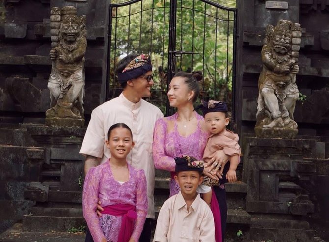 potret jennifer bachdim dan keluarga pakai baju adat bali di hari raya nyepi