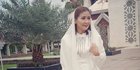 4 Potret Ine Dewi Pemain Pelangi untuk Nirmala dalam Balutan Hijab, Banjir Pujian
