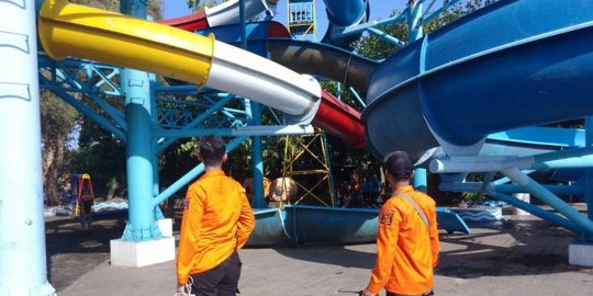 Papan Seluncuran Air Kolam Renang di Kenpark Ambrol, Sembilan Anak Terluka