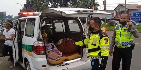 Ambulans Bodong Terobos One Way di Jalur Puncak