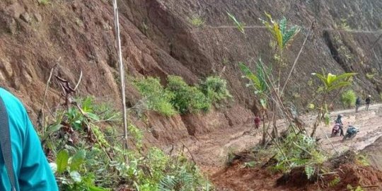 Jalan Mamuju-Mamasa Sulbar Tertutup Longsor Setinggi Enam Meter
