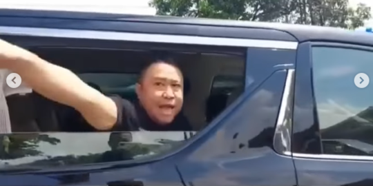 Tak Terima Rekayasa Lalu Lintas, Pengguna Mobil Mewah Ini Berkata Kasar Kepada Polisi