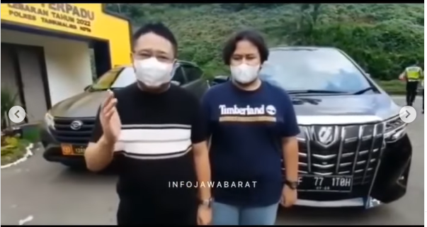 pengguna mobil mewah ini berkata kasar ke polisi