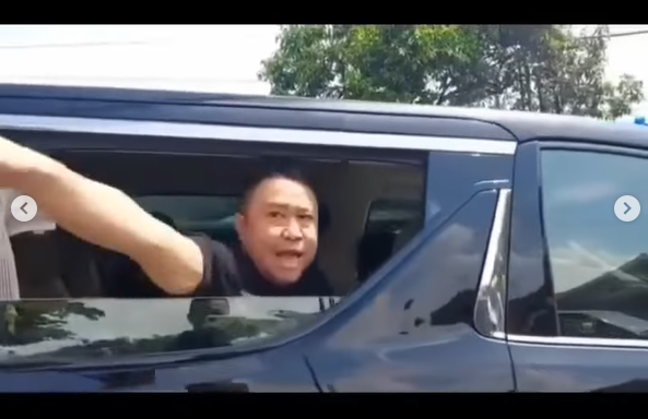 pengguna mobil mewah ini berkata kasar ke polisi
