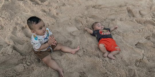Potret Ukkasya & Rayyanza Main Pasir Saat Liburan di Bali, Ekspresinya Bikin Gemas