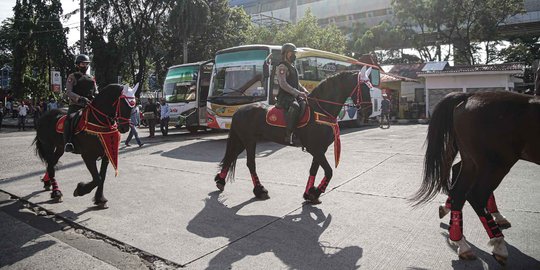 Polisi Berkuda Amankan Terminal Kampung Rambutan