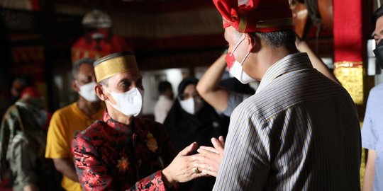 Berkunjung ke Makassar, Ini Momen Hangat Ganjar Pranowo Bertemu Raja Gowa