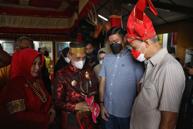 momen kehangatan raja gowa dan ganjar pranowo